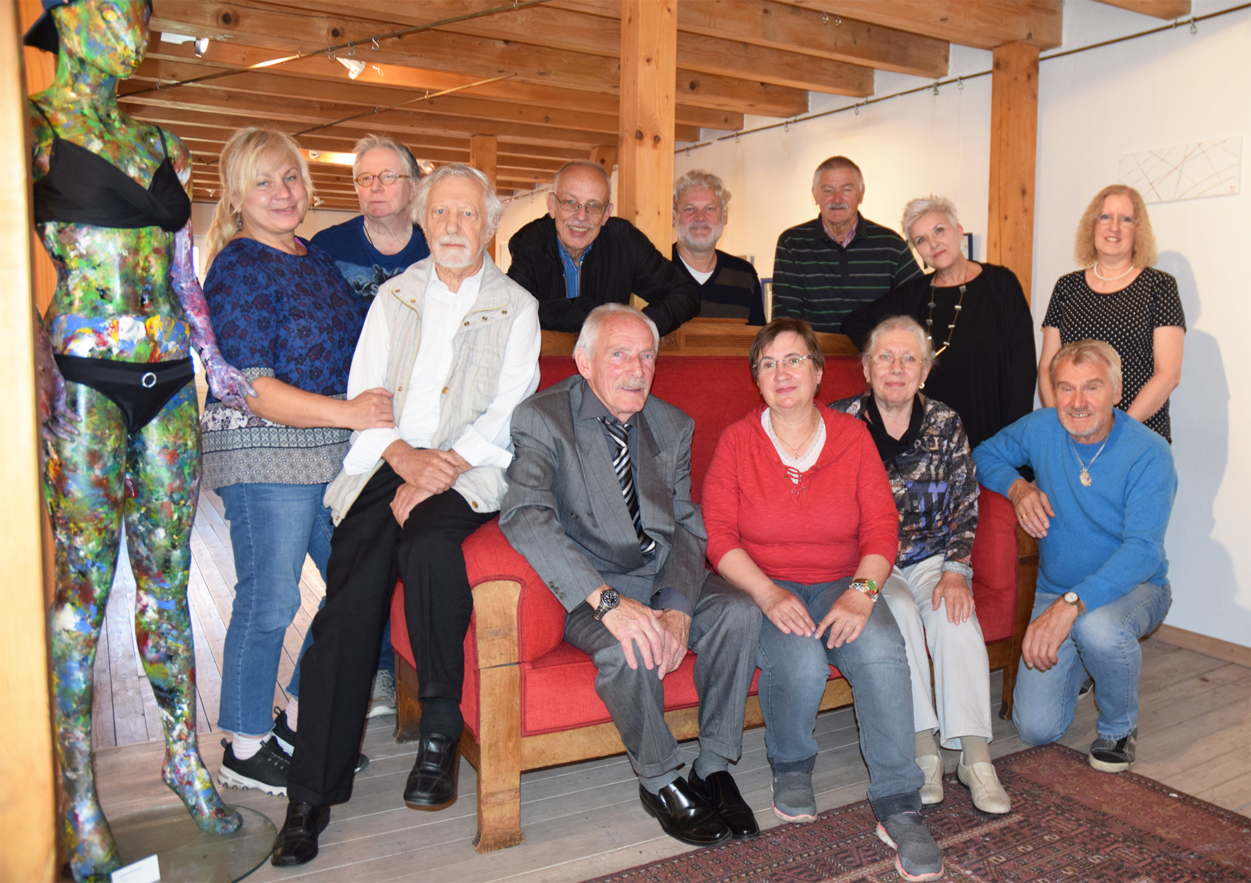 Die Kurve sind: Petra Oppawsky, Jürgen Nitschewo, Andreas Koerner, Theo Ardelmann, Wolfgang Marsching, Barbara Engelen, Elisa Blumensaat, Stephan Spitzer, Roland Hoymann, Beatrix Heidutzek, Helga Griesbacher und Peter Schmatolla. Fotos (2): Brändlein