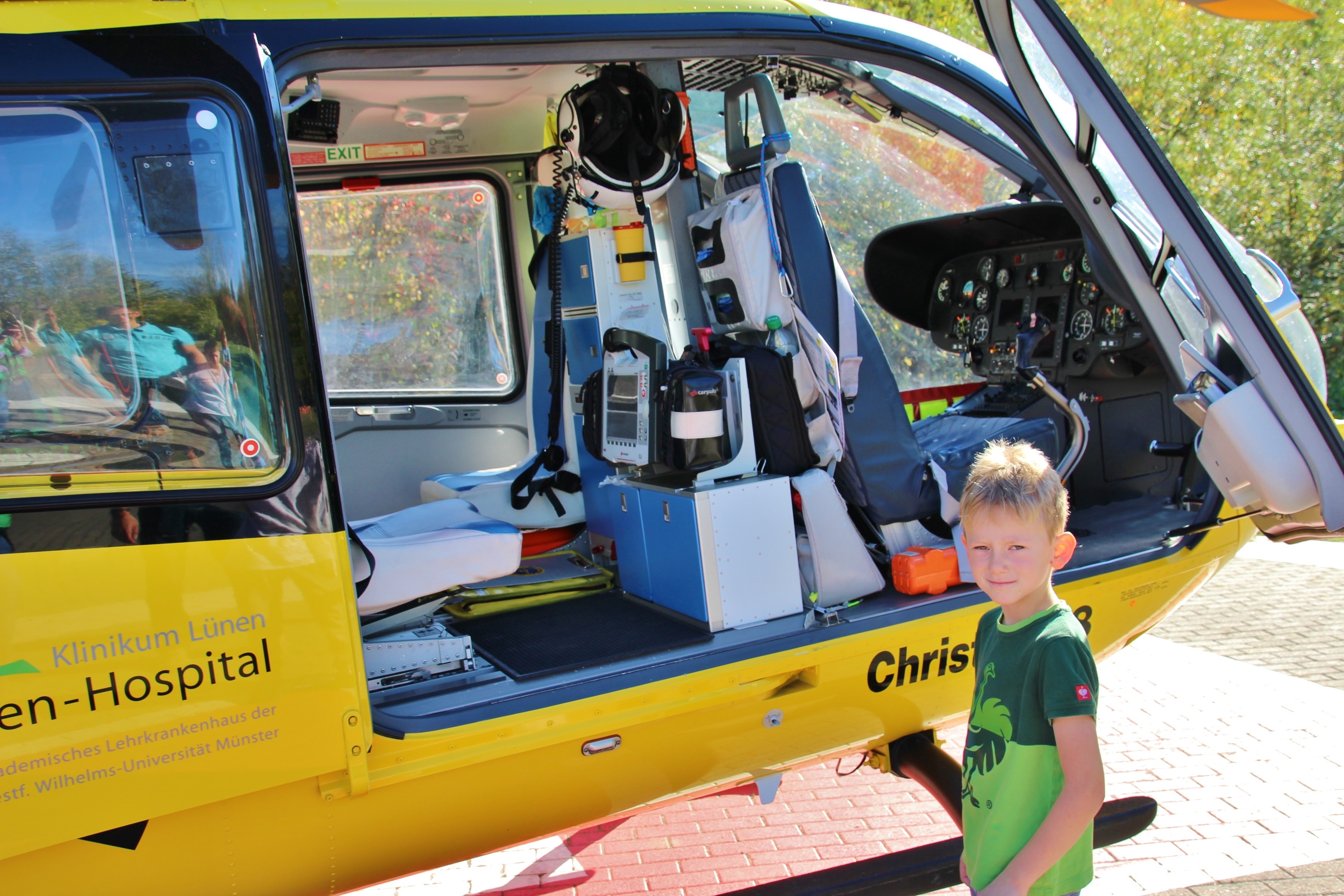 Erik (7) bestaunt das Innere des Rettungshubschraubers.