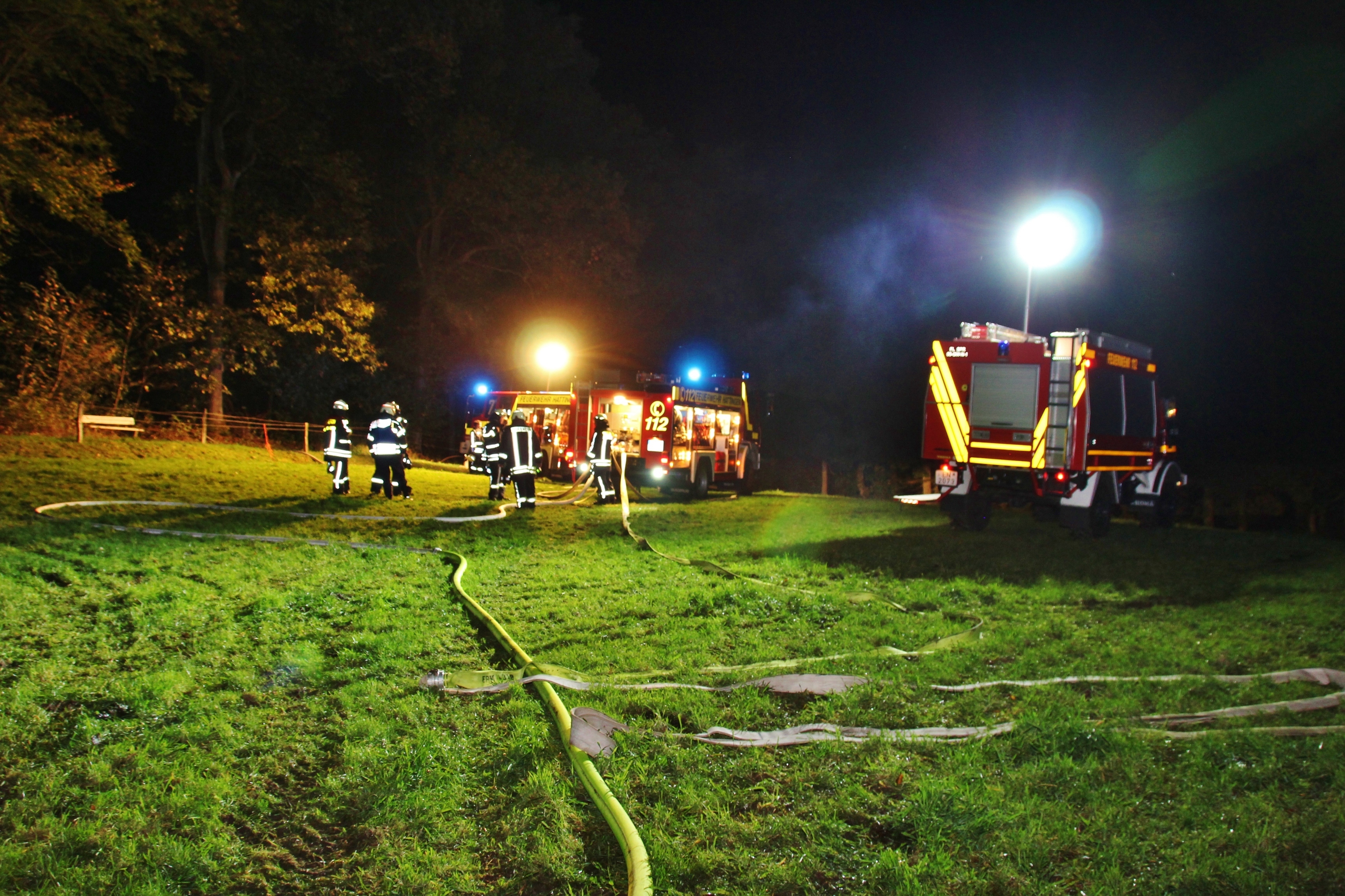 Zwischengeschaltete Pumpsysteme auf einer Wiese in der Nähe der Brandstelle