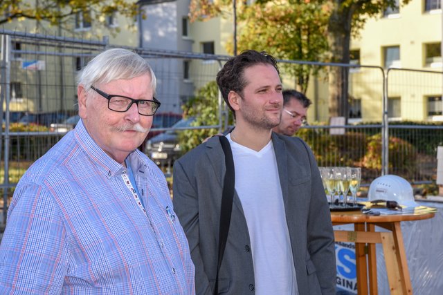 Die Presbyter Harals Bayer und und Jan Meier, Jugendleiter der Gemeinde Essen-Überruhr , überzeugten sich persönlich vom Baufortschritt an der Überruhrstraße 70c. Foto: Olaf Eybe