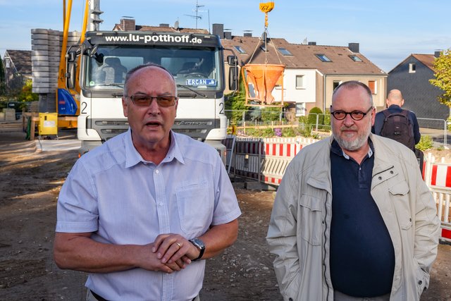 Manfred Jürgens (Baukirchmeister und stellv. Vorsitzender des Presbyteriums der Evangelischen Kirchengemeinde Essen-Überruhr) - links im Bild - freute sich über die Fortschritte an der Baustelle seiner Gemeinde und dankte alle Projektbeteiligten für ihr Engagement. Foto: Olaf Eybe
