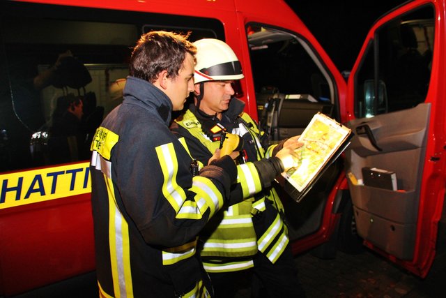 Einsatzleiter Martin Pollmüller (re.) mit einem Übersichts-Lagebild für die erforderliche Wasserversorgung.