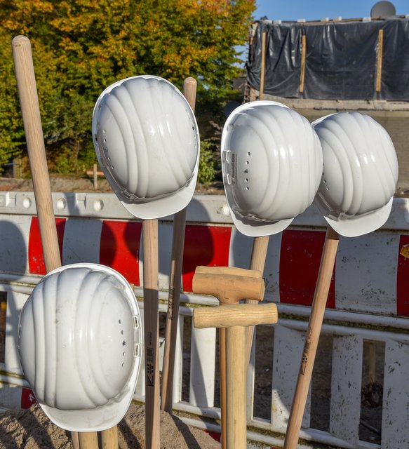 Alles ist bereit für den symbolischen Spatenstich für die neue Kindertagesstätte Arche Noah und sieben barrierefreie Wohnungen in Essen-Überruhr. Foto: Olaf Eybe