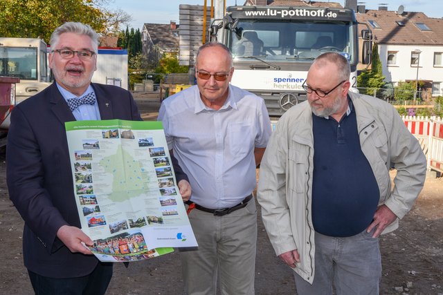 Anhand einer druckfrischenBroschüre erläuterte Ulrich Leggereit (Leiter des Geschäftsbereichs Kindertagesbetreuung des Diakoniewerks Essen) das Engagement des Diakoniewerks im Bereich Kindertagesstätten. Foto: Olaf Eybe