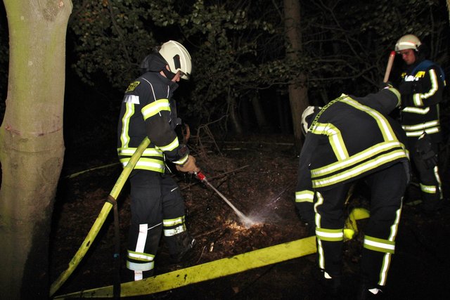 Löscharbeiten tief im Wald.