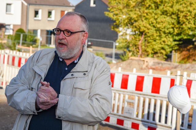 In eienr kurzen Ansprache betonte Pfarrer Martin Prang (Vorsitzender des Presbyteriums) die Verantwortung und den Einsatz der Kirche für wichtige Zukunftsfragen. Foto: Olaf Eybe