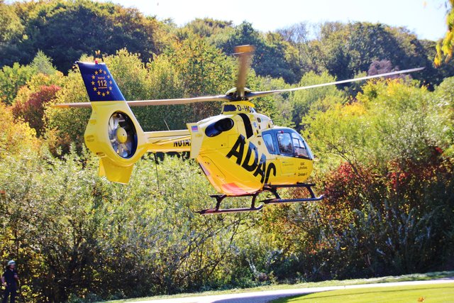 Nachdem der Patient behandelt und mittels Rettungswagen transportiert werden konnte, startete der Hubschrauber wieder.
