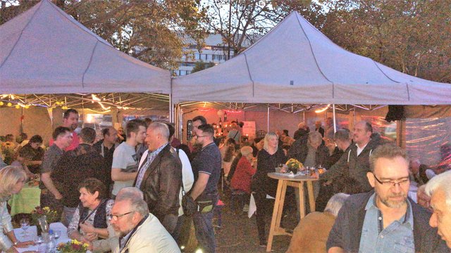 Die Wein-Lounge des Werberings war stets rappelvoll und wurde zum beliebten „Klöntreff“, so das die vielen „Mundschenke“ kaum mit dem Spülen der Gläser nachkamen.