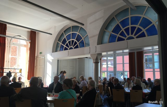 Nach dem Gottesdienst im Saal