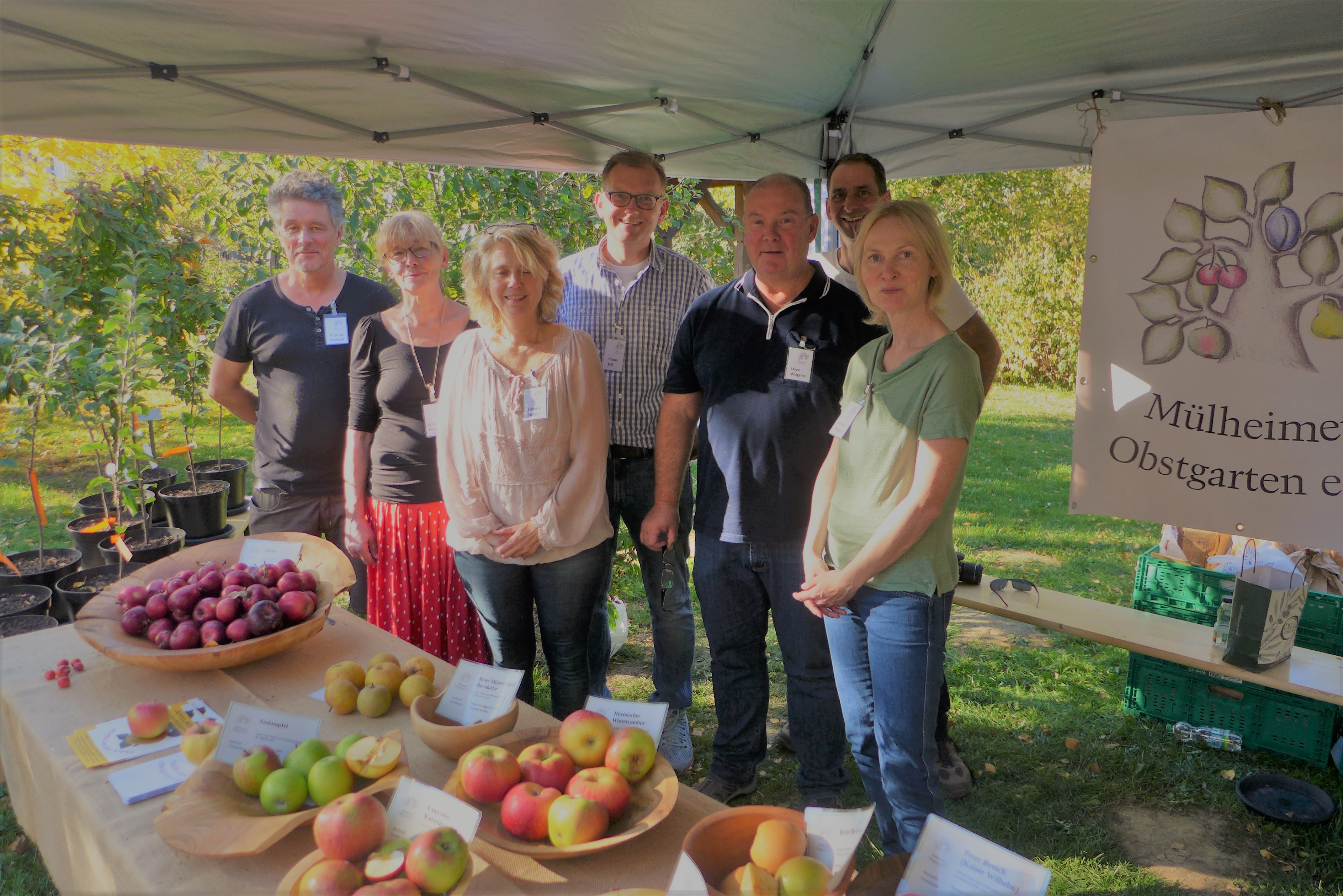 Probieren geht über Studieren: Am 14. Oktober boten Mitglieder von Mülheimer Obstgarten e,V. im Saarner Klosterhof Äpfel von Mülheimer Streuobstwiesen an. Mehr als 1000 Besucher fanden diese Aktion "echt lecker." (Foto: Emons)