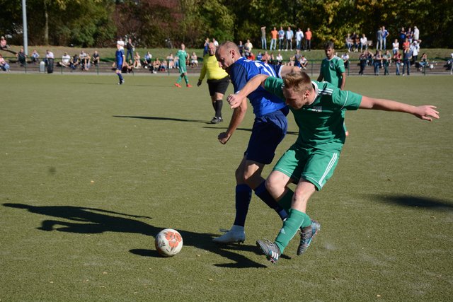 Intensive Zweikämpfe wie diese gehörten ebenso zur Partie, wie viele Tore. Foto: Christian Schaffeld