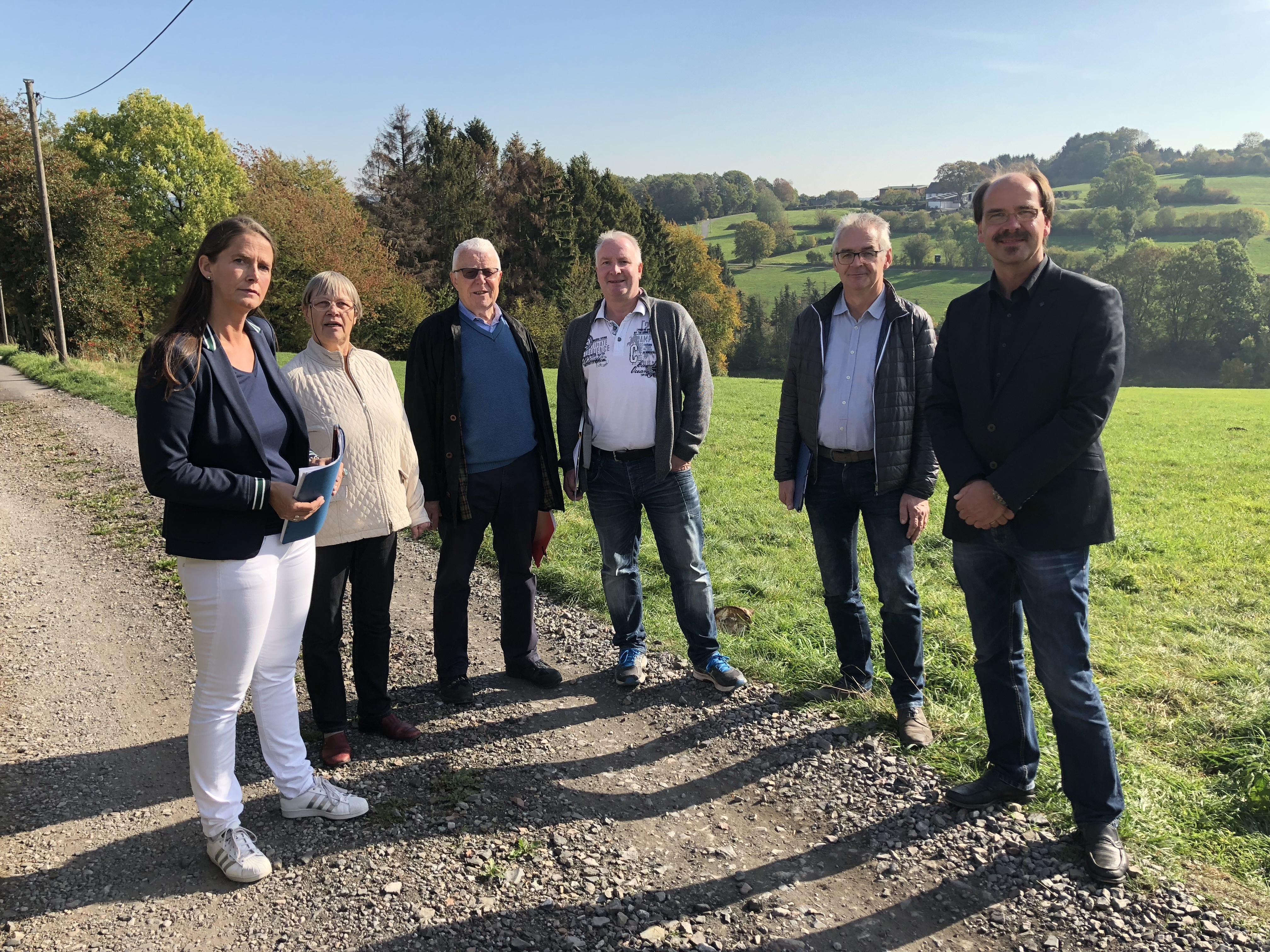 v.l.: Bürgermeisterin Imke Heymann, Monika Voß, Siegfried Niepmann und Olaf Schützek, Stadtplaner Ulrich Höhl und Fachbereichsleiter Stephan Langhard