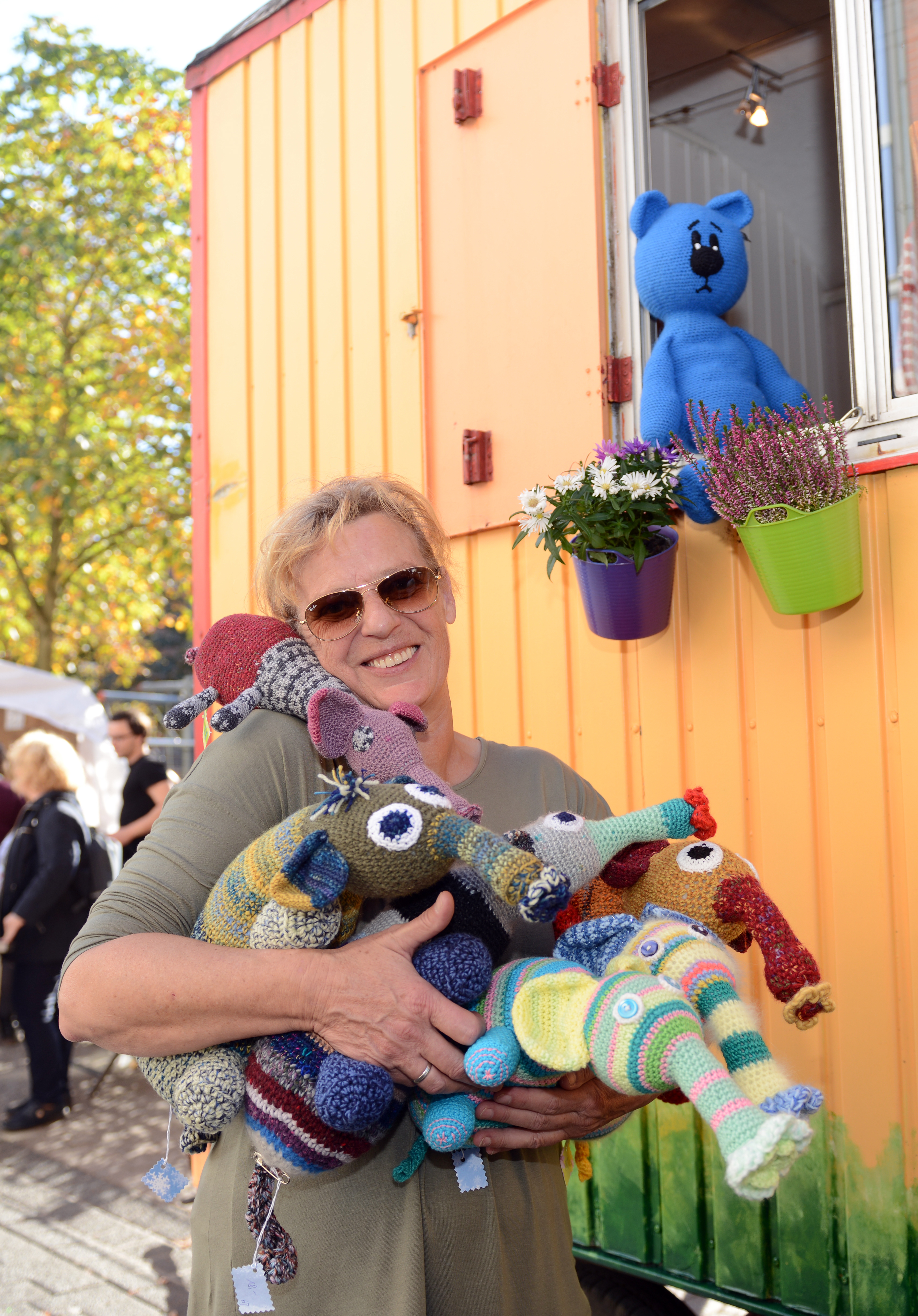 Gabriele Jauernig, Kunsttherapeutin von der Diakonie Düsseldorf und dem Projekt Art Ickl 17, macht die kuscheligen "Blumofanten".