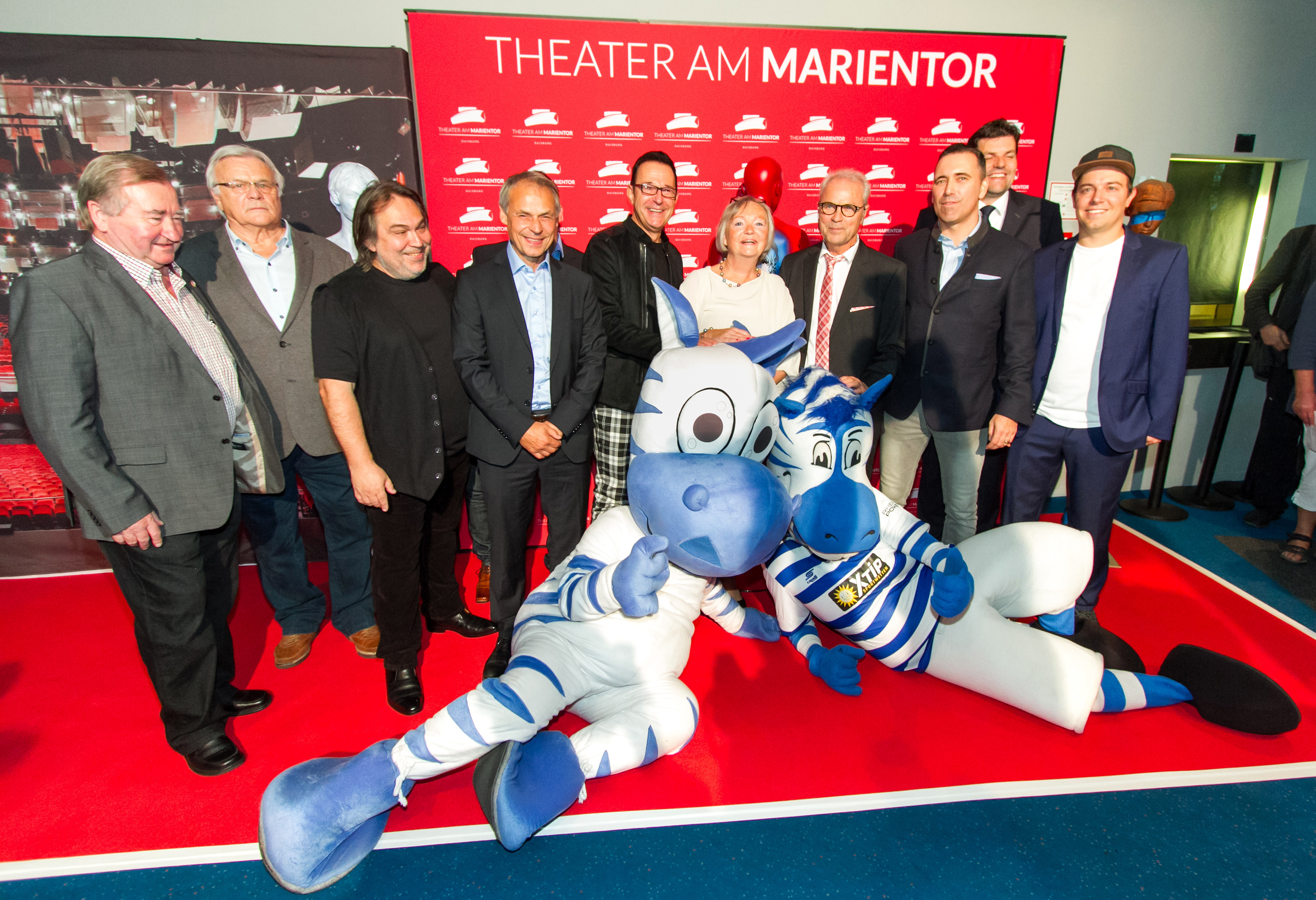 Die Premiere wurde am Samstag groß gefeiert und viele Weggefährten waren mit dabei. Olaf Thon erinnerte an die gemeinsamen Schalker Jahre. Links neben ihm der Regisseur Adnan G. Köse. Das aktuelle MSV-Maskottchen Ennatz (unten rechts) durfte natürlich auch nicht fehlen.Fotos: Hannes Kirchner