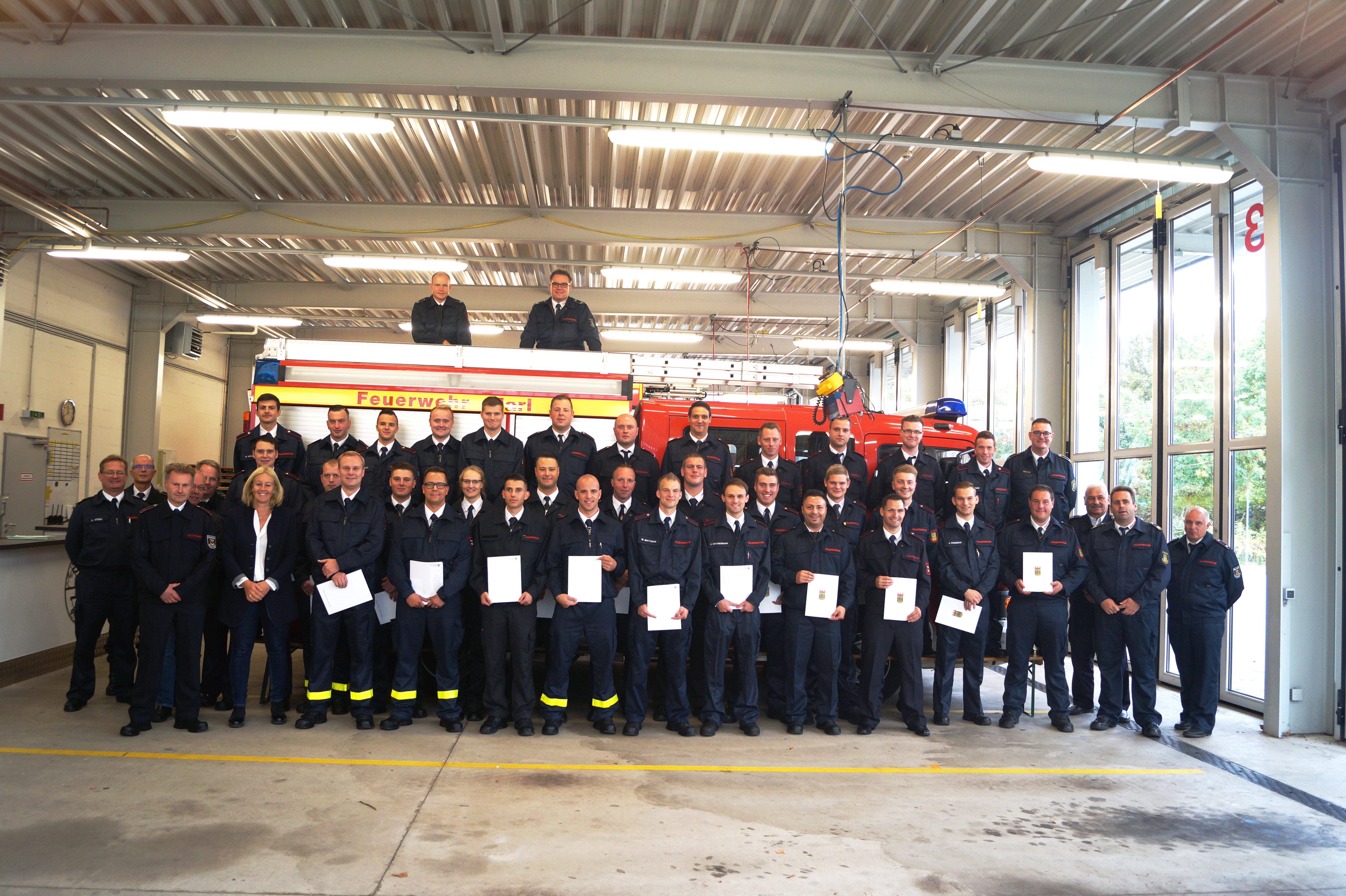 Im Rahmen einer Feierstunde am Gerätehaus Alt-Marl der Feuerwehr Marl wurden 31 Brandmeisteranwärter und eine Brandmeisteranwärterin zu Brandmeistern ernannt.
