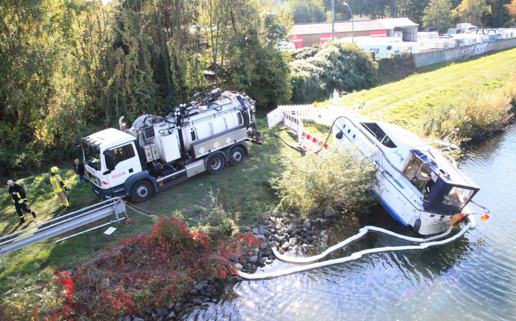 Der Kraftstoff musste aus der verunglückten Yacht abgepumpt werden.