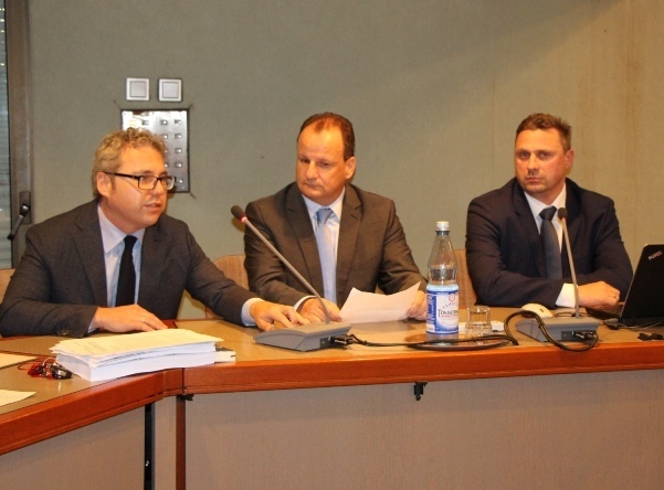 Christoph Mosler, Markus Marx und Marcel Trümpelmann ernteten von den Ratsmitgliedern ausschließlich negative Bewertungen wegen der alles andere als zufriedenstellenden Bedingungen im Sythener Altenwohnheim. Foto: Stadt