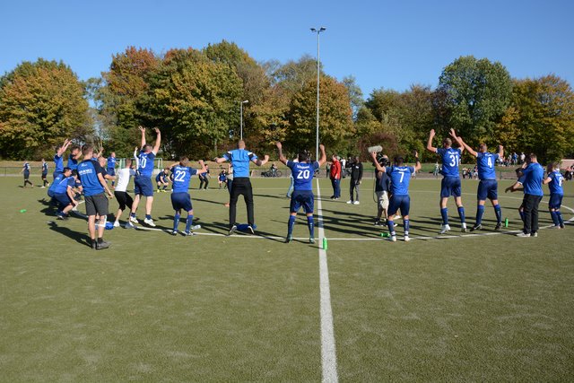 Die Sternsprünge werden von Hans Sarpei gefilmt. Foto: Christian Schaffeld