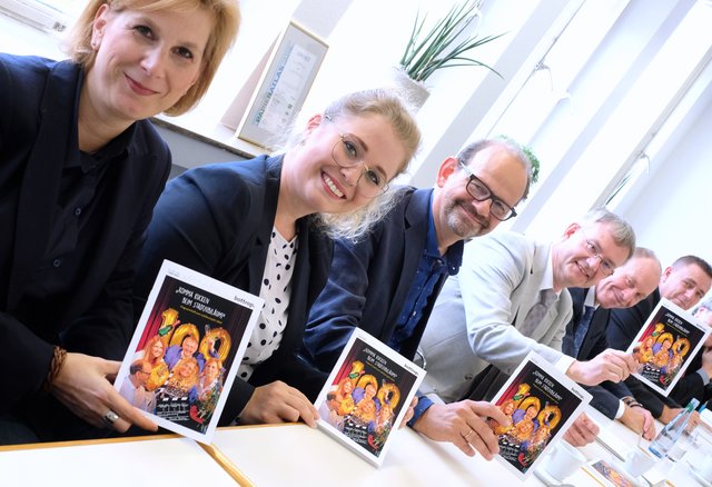 Mit einem ausführlichen Programmheft informieren die Organisatoren des Feiermarathons zum Stadtjubiläum über die vielfältigen Veranstaltungen. Foto: Kappi
