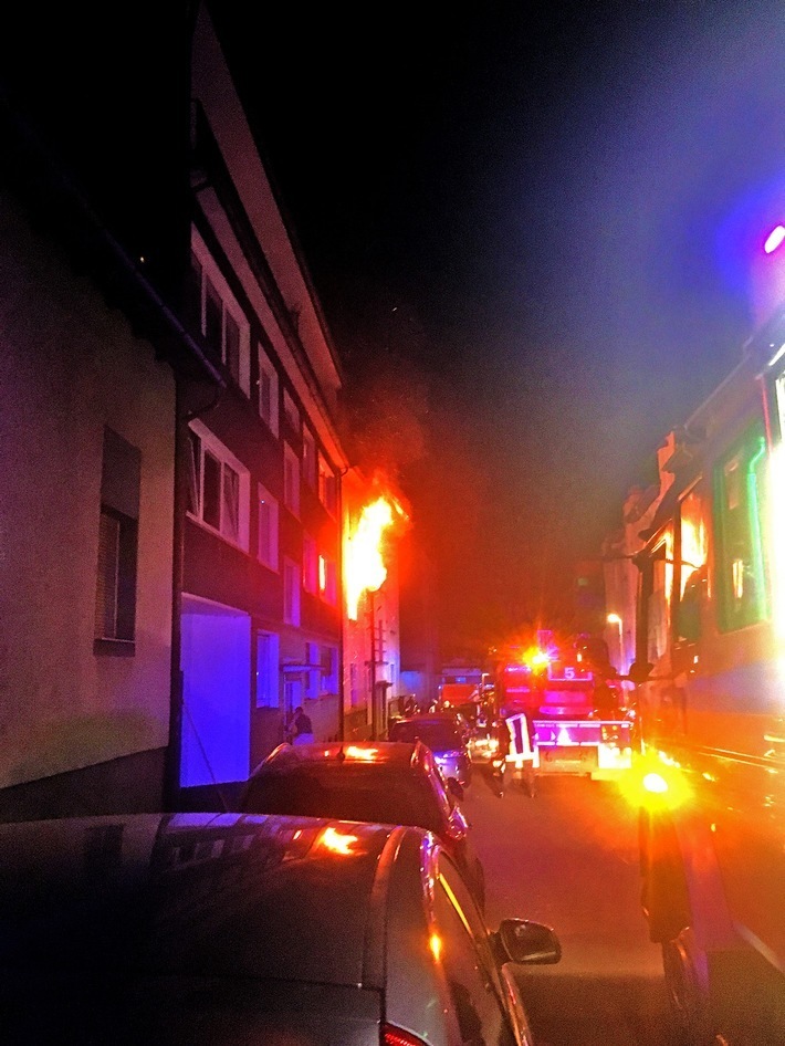 Die Aufnahme zeigt deutlich, wie weit der Brand entwickelt war. Klar wird auch, wie wenig Platz in der zu beiden Seiten beparkten engen Wohnstraße in Essen-Steele zur Verfügung steht. Foto: Feuerwehr Essen