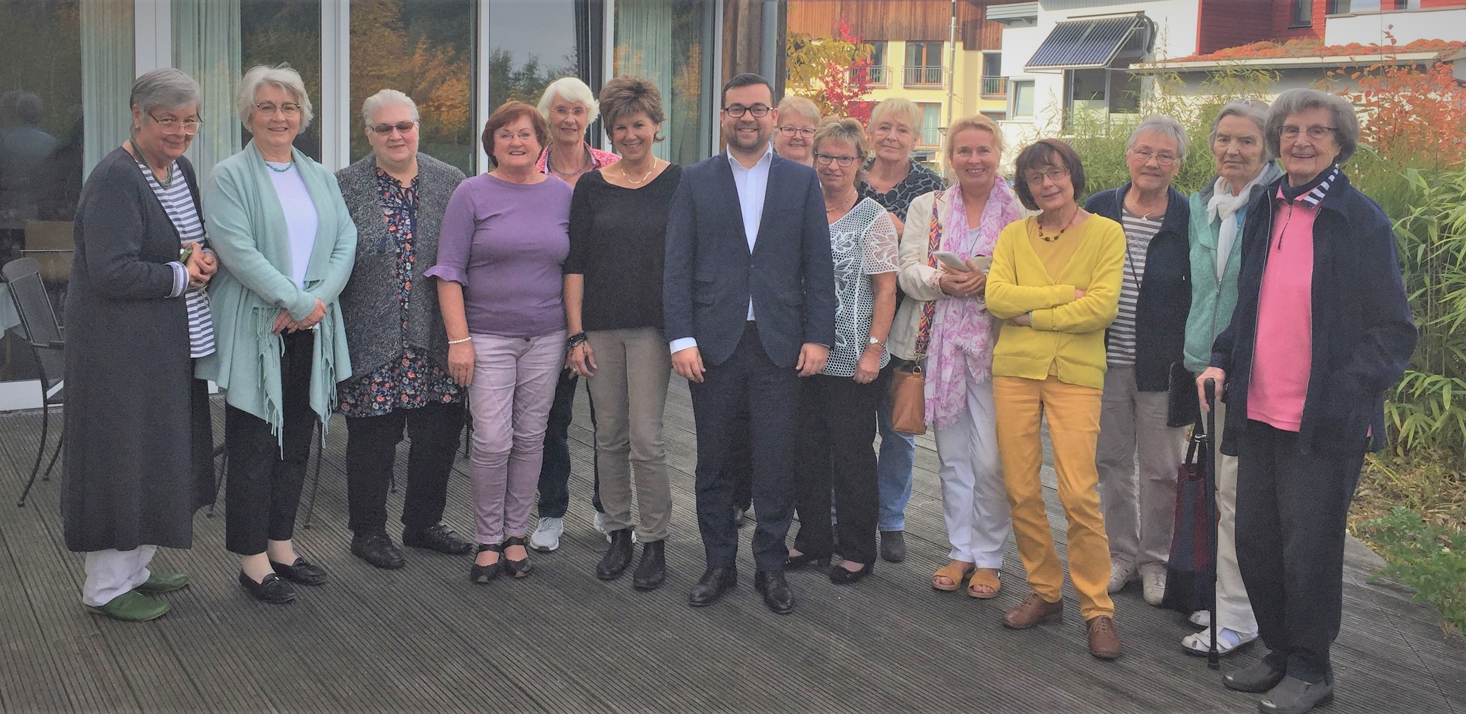Bürgermeister Dimitrios Axourgos im Kreise der Beginen.