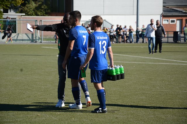 Hans Sarpei im Gespräch mit Emre Yilmaz in der Halbzeitpause. Foto: Christian Schaffeld