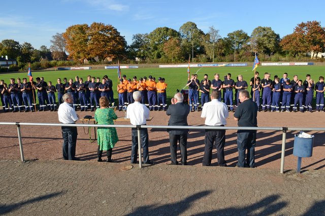 So sehen Sieger aus! Die Jugendlichen der drei Erstplatzierten mit den Verantwortlichen aus Dorsten (Bürgermeisterin und dem Leiter der Feuerwehr Andreas Fischer) und vom Kreis (stellv. Landrat und Kreisbrandmeister Robert Gurk) bei der Siegerehrung. Foto: Bludau