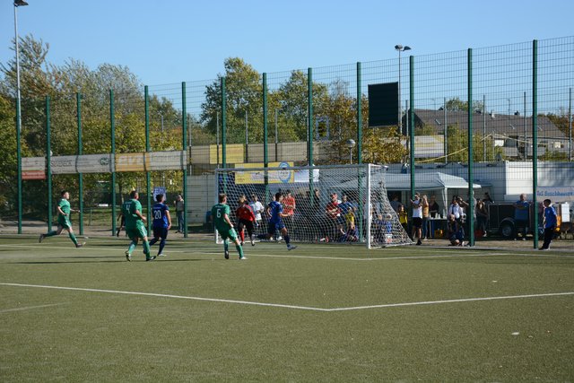 Die Bottroper Verteidiger kommen zu spät. Der Schuss von Emre Yilmaz ist bereits im Tor. Foto: Christian Schaffeld