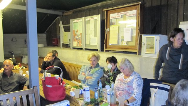 Die Mittwochssegler bedankten sich mit einem kleinen Präsent bei Gerda Kleineschulte und ihren Mitstreiterinnen für die Rundumbetreuung mit Kaffee und Kuchen vor jeder Mittwochsregatta, bzw. mit einer Grillwurst nach der Regatta.