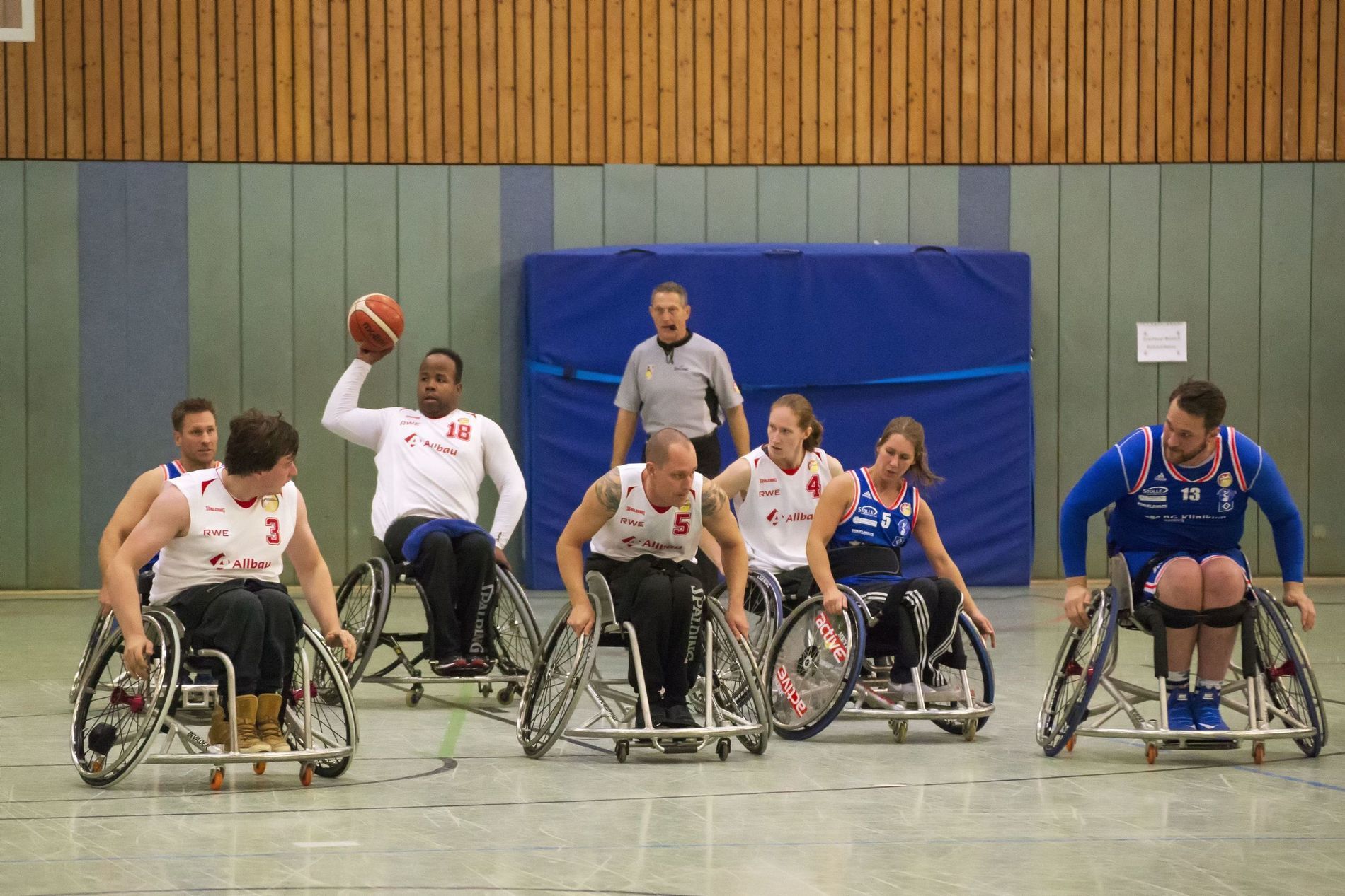 Foto (M. Baier): Die Bears, hier mit Kapitän Joel Schaake (3), Romario Biswane (18), Jens Hillmann (5) und Ilse Arts (4), wollen den Schwung aus dem HSV-Spiel mit nach Osnabrück nehmen.