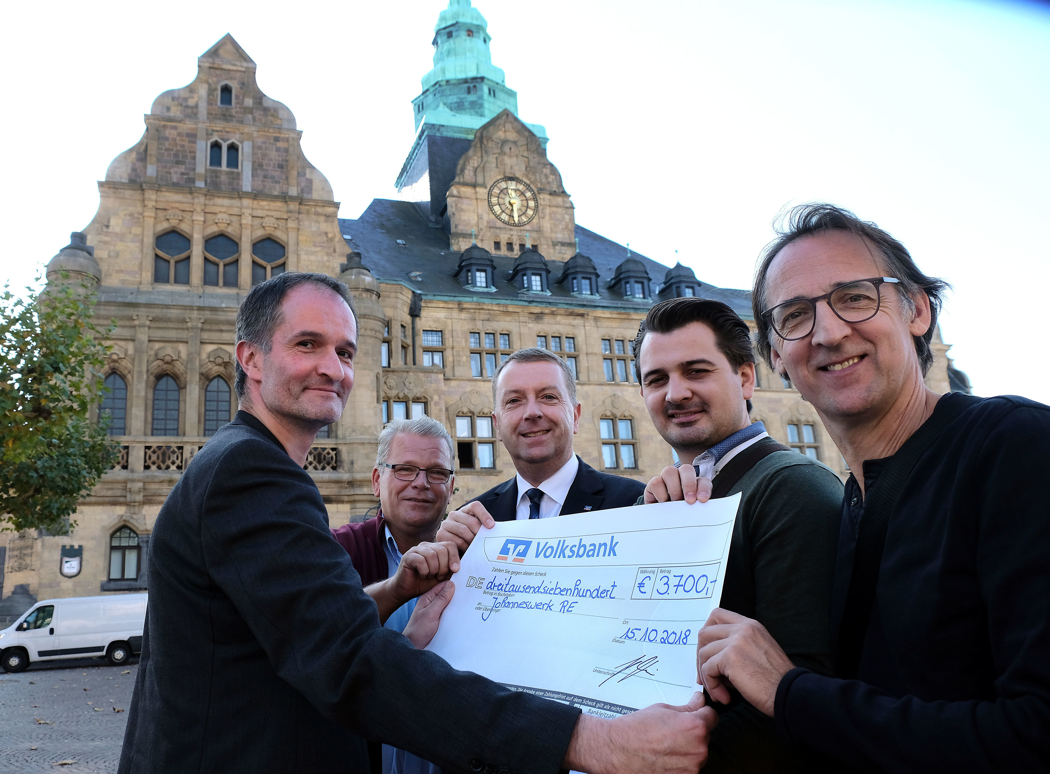 3.700 Euro gehen als Spende an das Projekt des evangelischen Johanneswerks. Das Foto zeigt (v.l.) Ralf Schneider (Johanneswerk), Uwe Suberg, Jörg Temme (Volskank), Wladimir Paster (1780) und Henning Prinz.