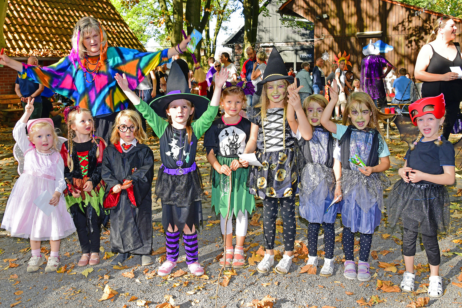 Allerhand verkleidete Kinder - als Feen, Hexen, Zauberer usw. konnte der Kotten Nie zum Herbstfest und letzten Familiensonntag am 14. 10. in 2018 auf dem Hof begrüßen. Die Kleinen hatten jedenfalls mächtig Spaß an den Aktionsständen, die liebevoll vom ehrenamtlichen Kotten-Nie-Team betreut wurden. Foto: Kariger