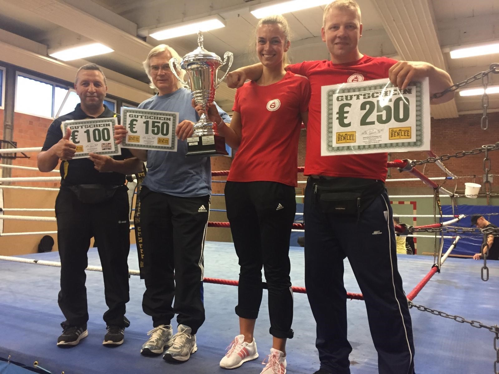 Abi Guettari nimmt den Preis für den 3. Platz der Gesamtjahreswertung für den BC Mülheim-Dümpten e.V. entgegen.