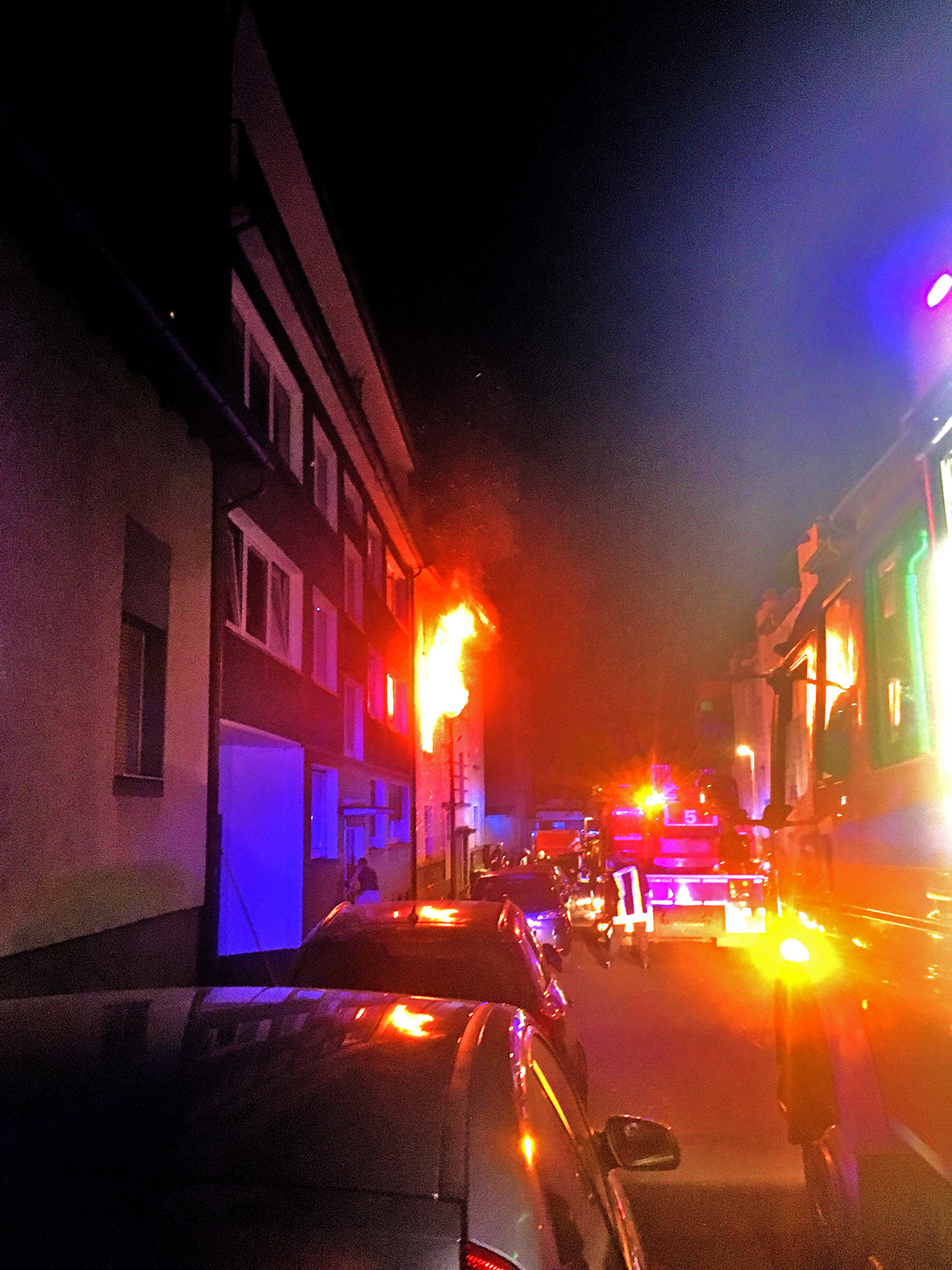 Die Aufnahme zeigt deutlich, wie weit der Brand entwickelt war. Klar wird auch, wie wenig Platz in der zu beiden Seiten beparkten engen Wohnstraße in Essen-Steele zur Verfügung steht. Foto: Feuerwehr Essen