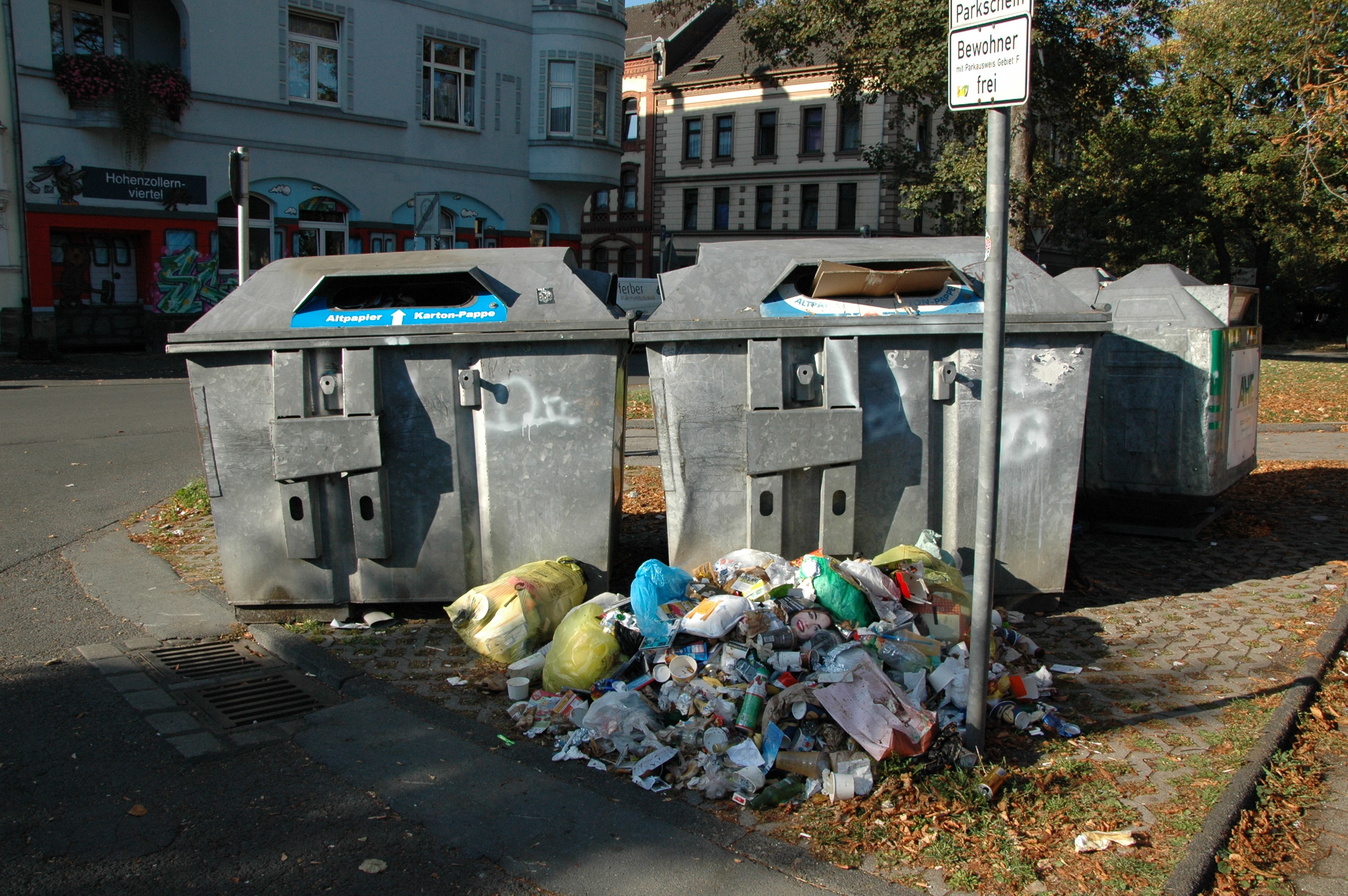 Müll auf dem Karl-Marx-Platz.