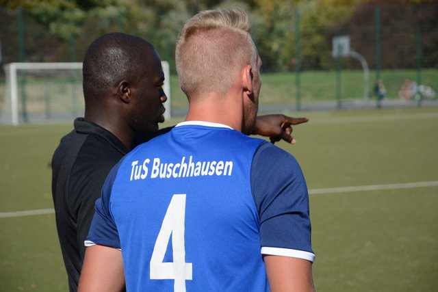 Andreas Hofer bekommt vor seiner Einwechslung von Hans Sarpei letzte Instruktionen. Foto: Christian Schaffeld