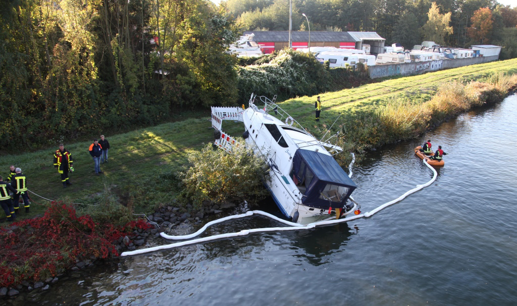 Manövrierunfähig lag die Motoryacht in der Kanalböschung.