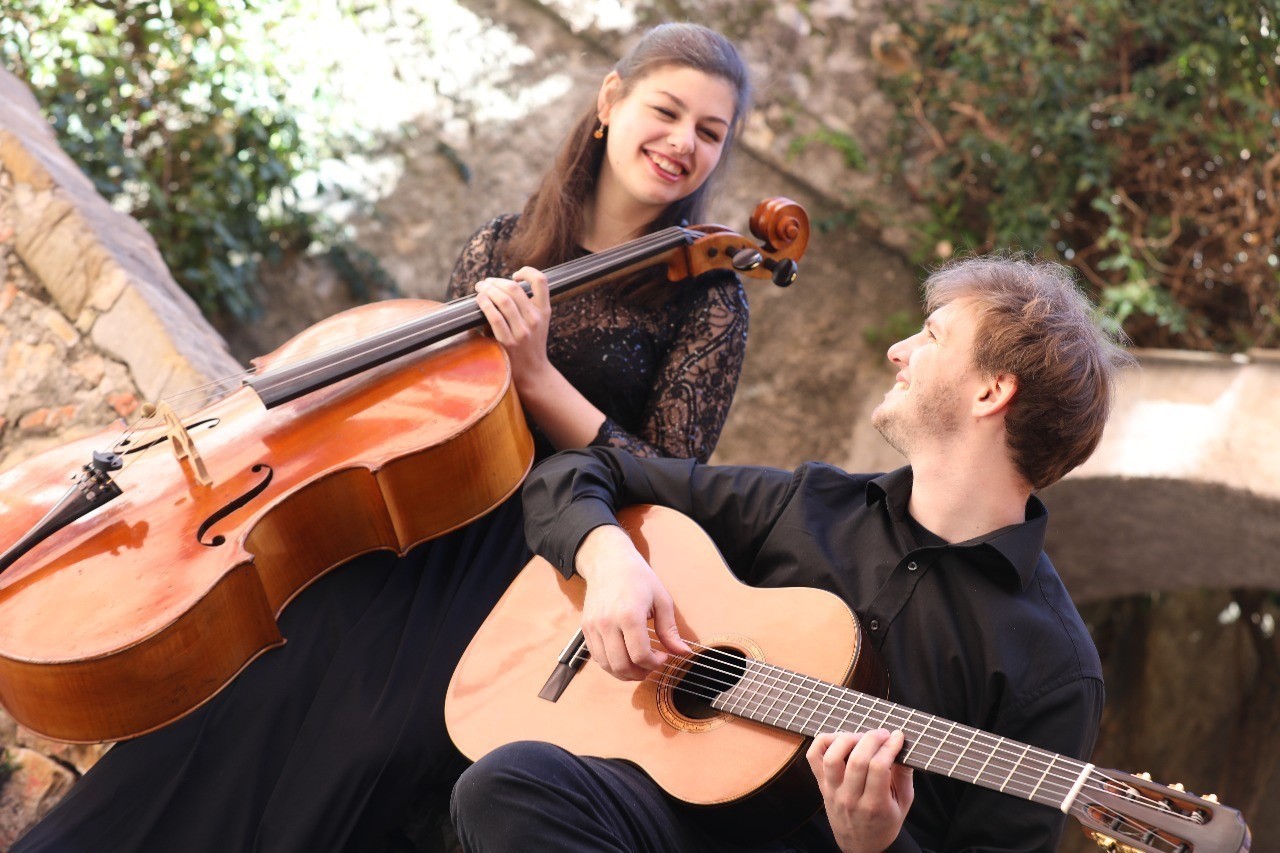 Das Duo Giussani: Pauline Stephan (Violoncello) und Julian Richter (Gitarre).
