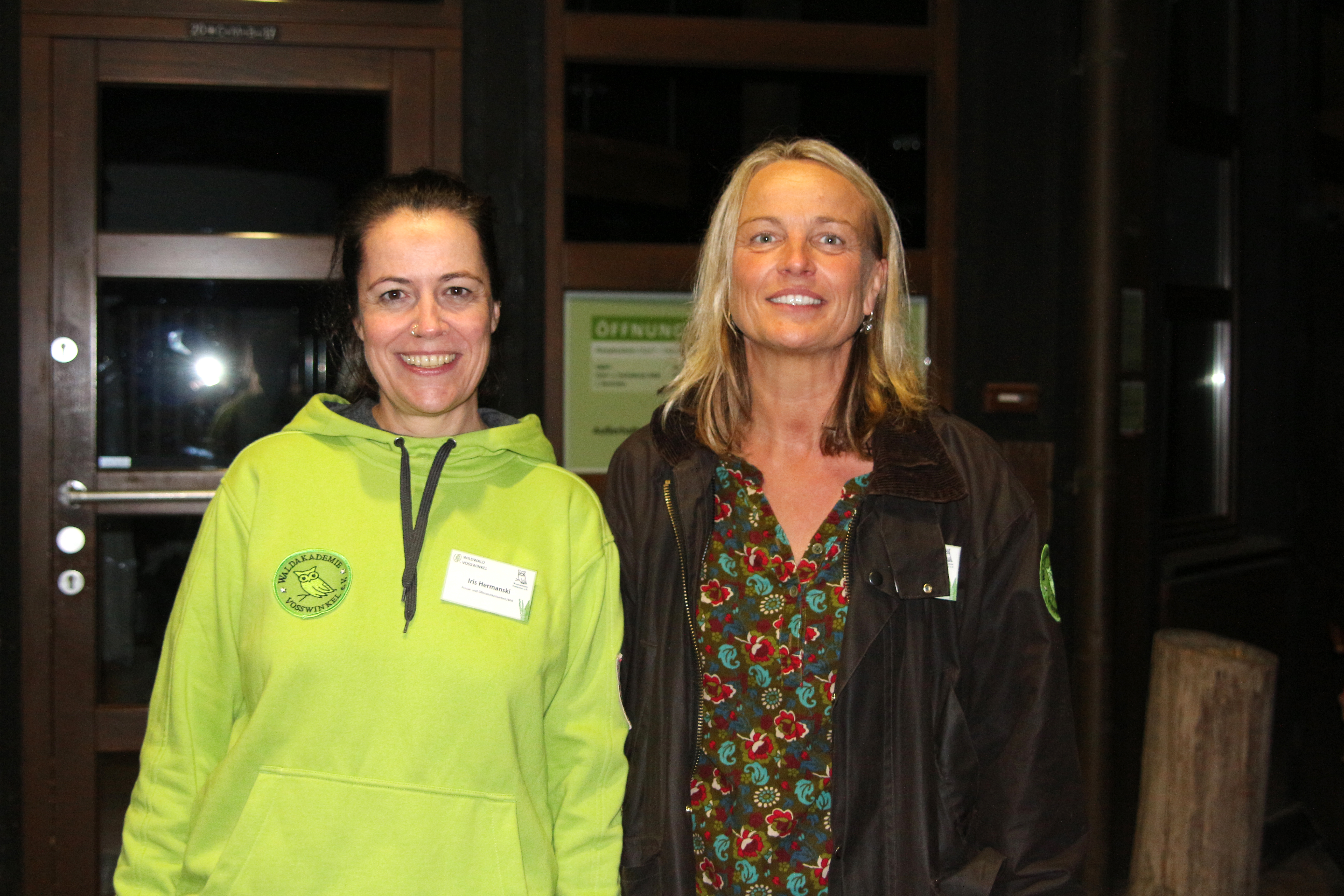 Iris Hermanski (Öffentlichkeitsarbeit Wildwald) und Naturpädagogin Sabine Raffenberg gaben bei der Führung jede Menge Informationen rund um die Hirschbrunft. Foto: Diana Ranke