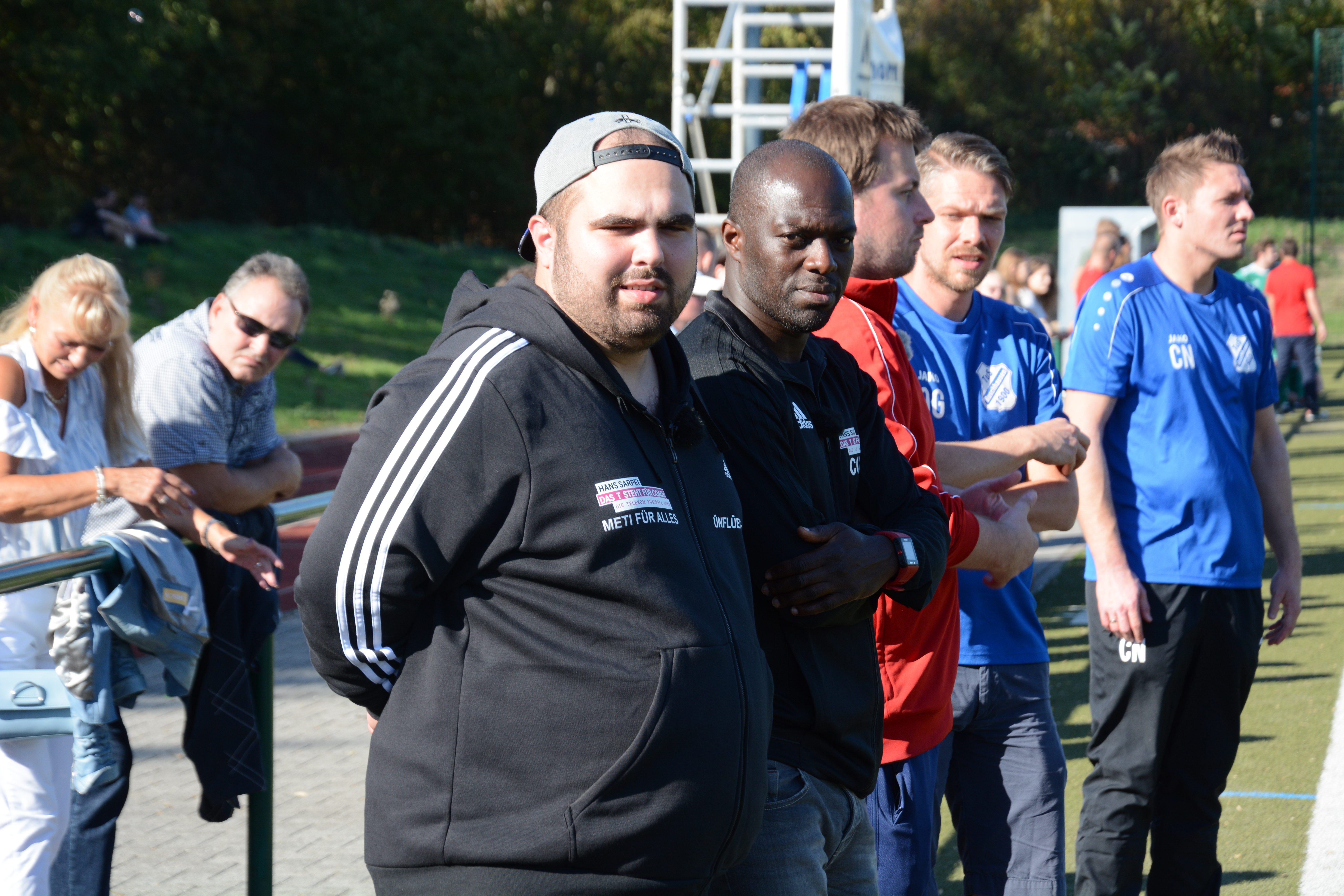 Ex-Profi Hans Sarpei beobachtet mit seinen Assistenten Metehan „Meti“ Volkan (l.) und Marek Fis (rote Jacke) das Geschehen. Foto: Christian Schaffeld