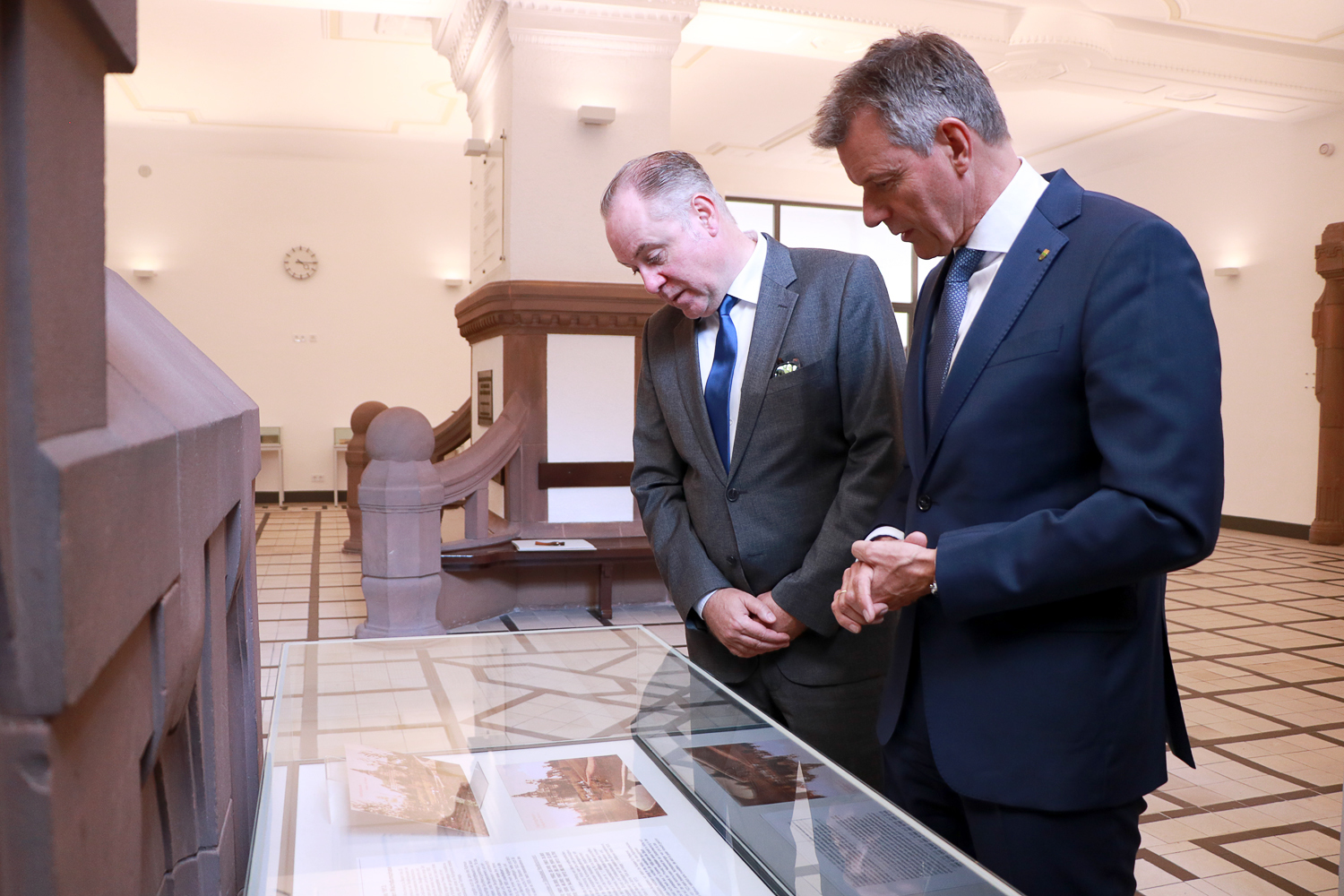 Im Rathaus sind historische Rathaus-Fotografien zu sehen.