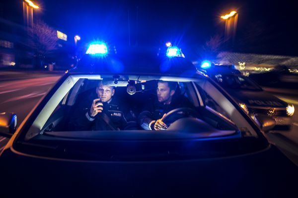 Polizei Streifenwagen bei Alarmfahrt mit Blaulicht
im Auftrag des MIK NRW, Foto:
Jochen Tack