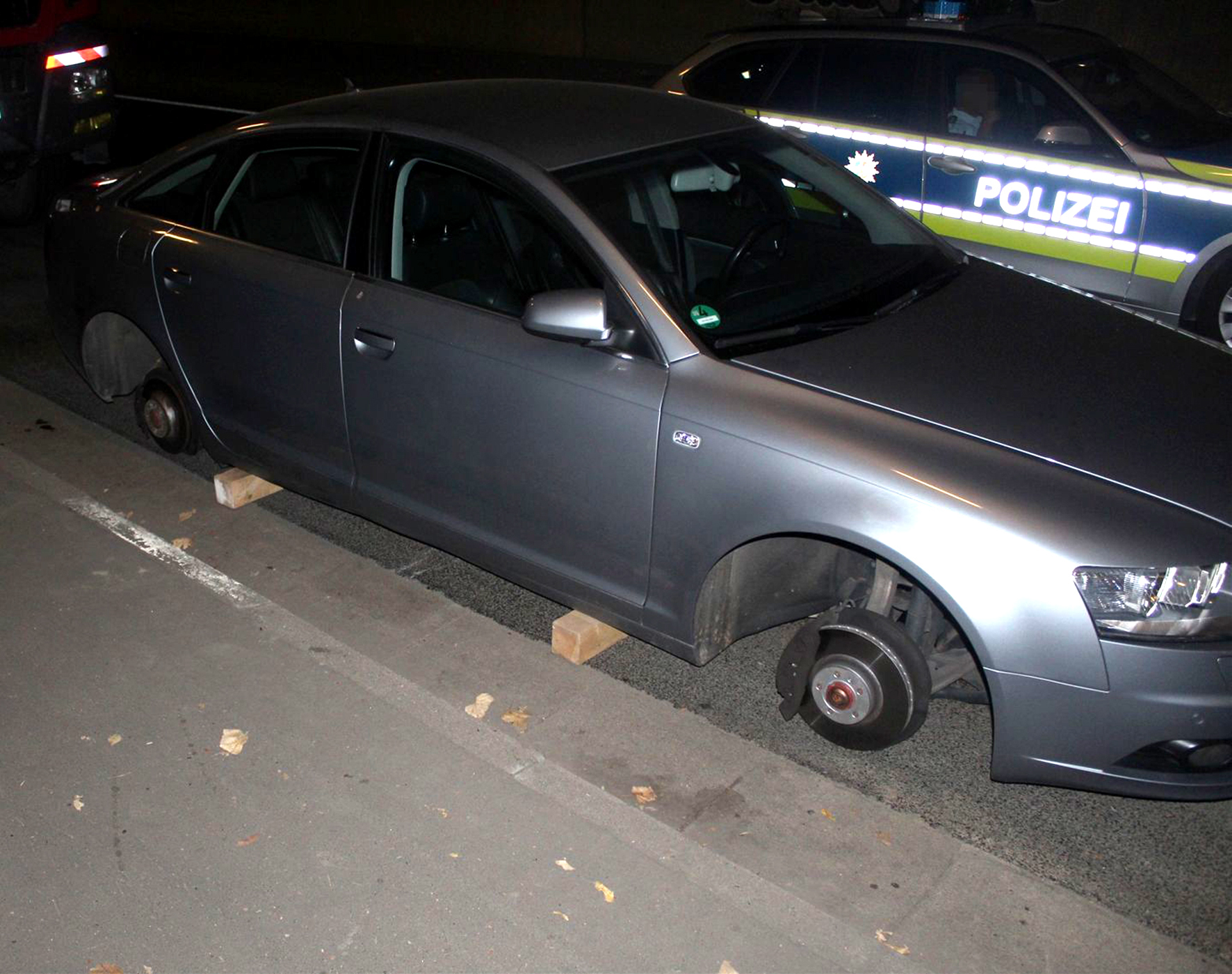 Felgendiebstahl an Audi.