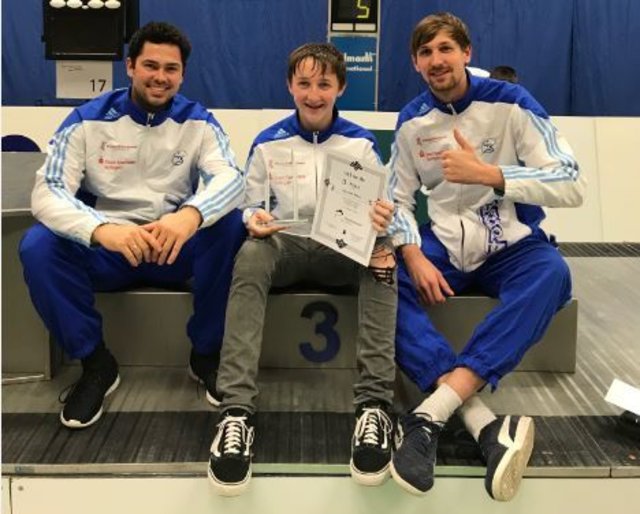Kassian Meier (mitte) mit den Trainern Falk Spautz (r.) und Raphael Steinberger