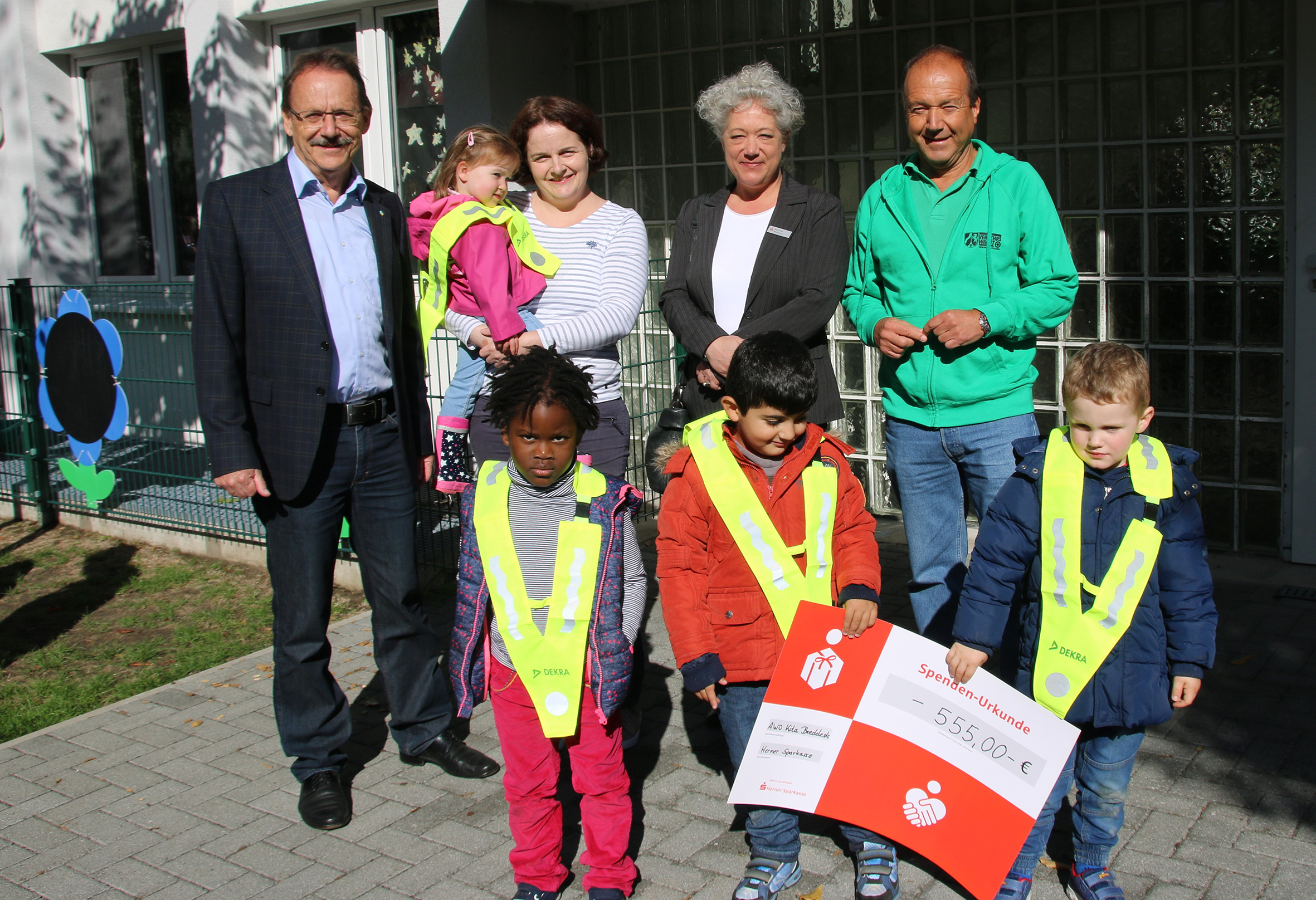 Mit den Westen werden die Kinder besser im Straßenverkehr gesehen.