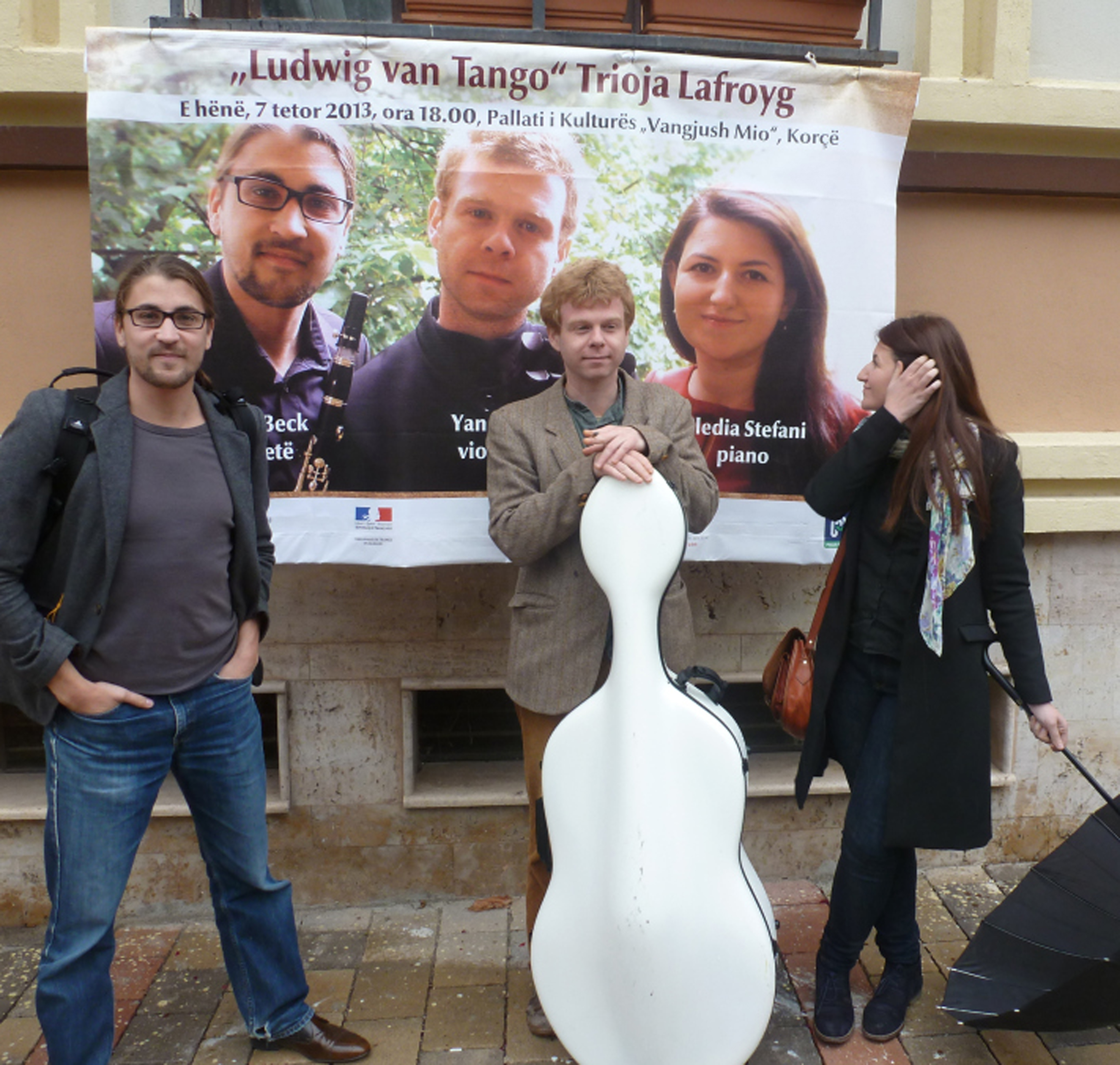 Pianistin Kledia Stefani, Cellist Yan Vaigot und Klarinettist Robert Beck konzertieren am Freitag im Saal des Xantener Rathauses. Foto: privat