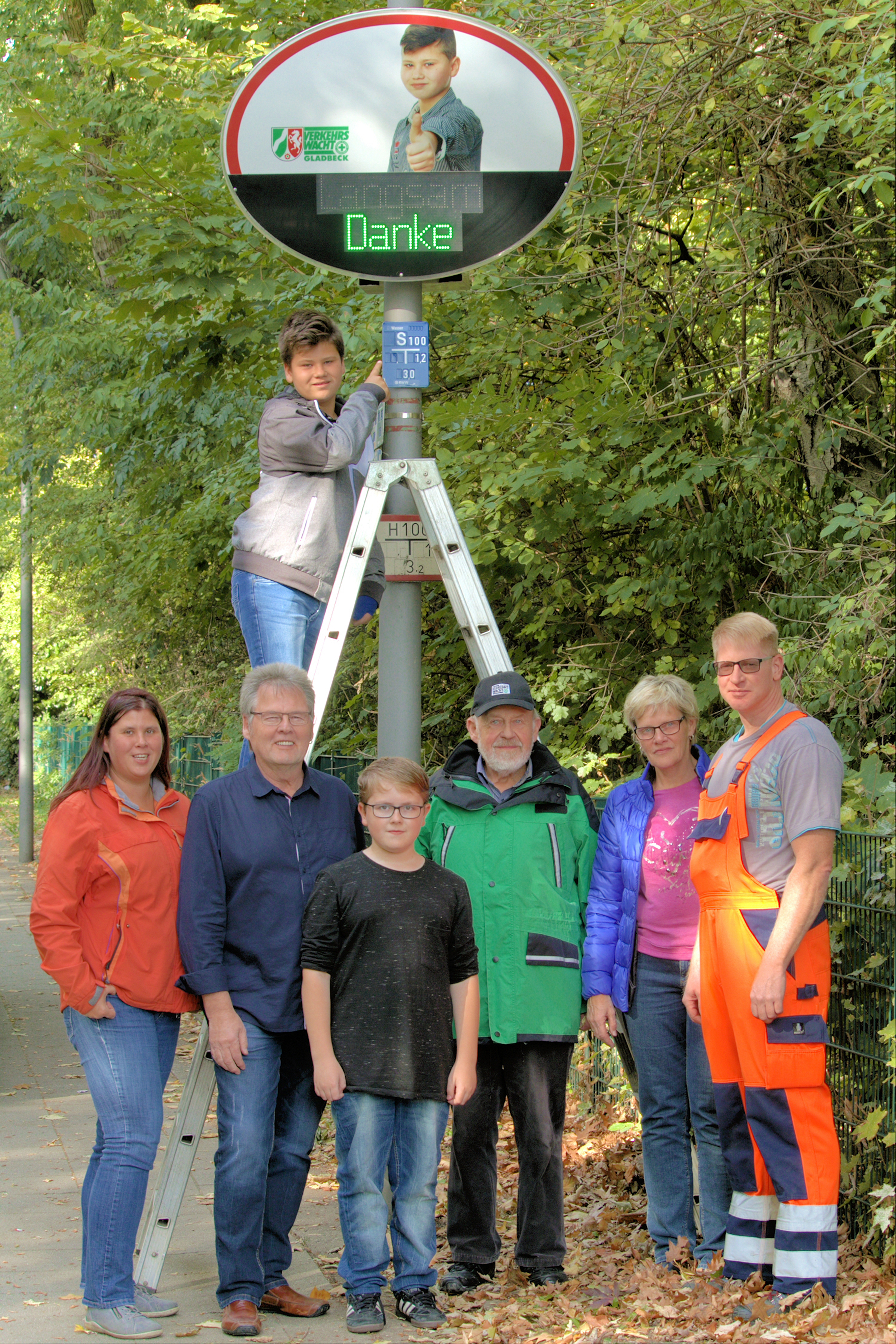Dank der "Verkehrswacht Gladbeck" gibt es nun auch auf der Holthauser Straße in Rosenhügel ein "Geschwindigkeitsdisplay", das motorisierte Verkehrsteilnehmer dazu bringen soll, die erlaubte Höchstgeschwindigkeit von 50 Stundenkilometer einzuhalten. Damit gibt es in Gladbeck inzwischen an vier Standorten derartige Hinweistafeln, die nachhaltig zur Erhöhung der Verkehrssicherheit beitragen.