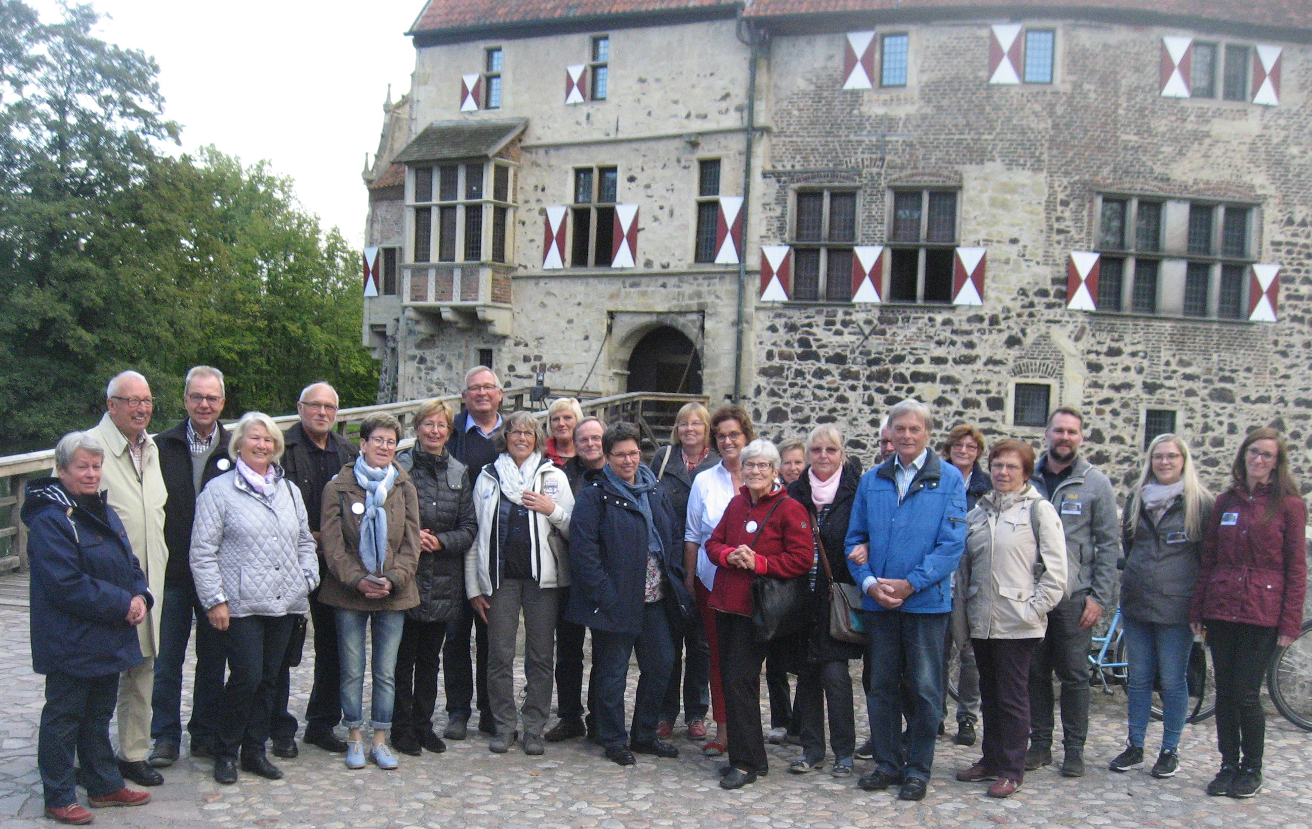 Die Gruppe vor Burg Vischering.