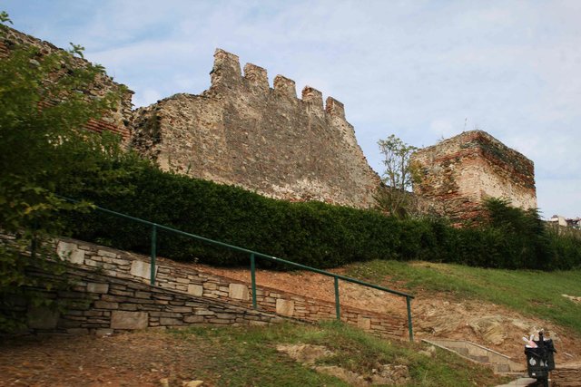 Teile der alten Stadtmauer, die sich zum Burgberg hochzieht