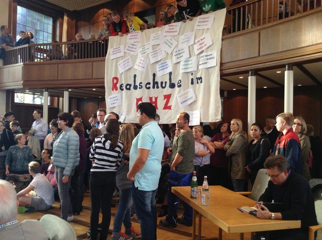 Die Sitzung des Schulausschusses in der Vorwoche war so gut besucht, dass die Menschen sogar im Flur des Rathauses oder draußen standen.